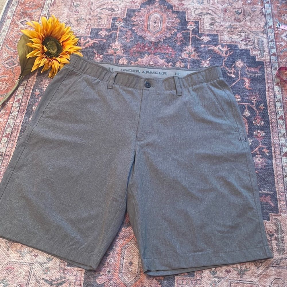 Under Armour Shorts - 36